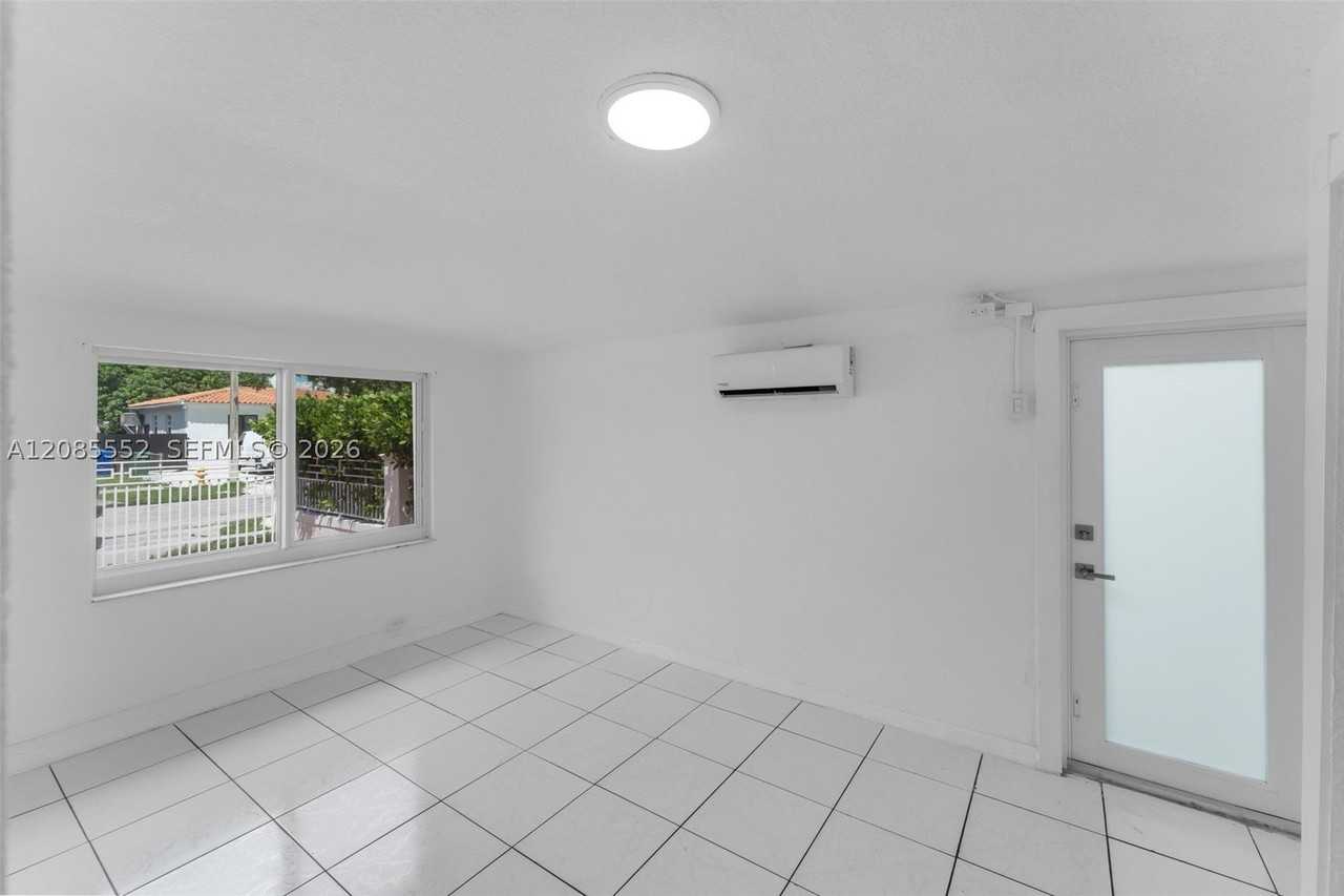 201 Sw 51st Ct #5 - Photo 4 of 8