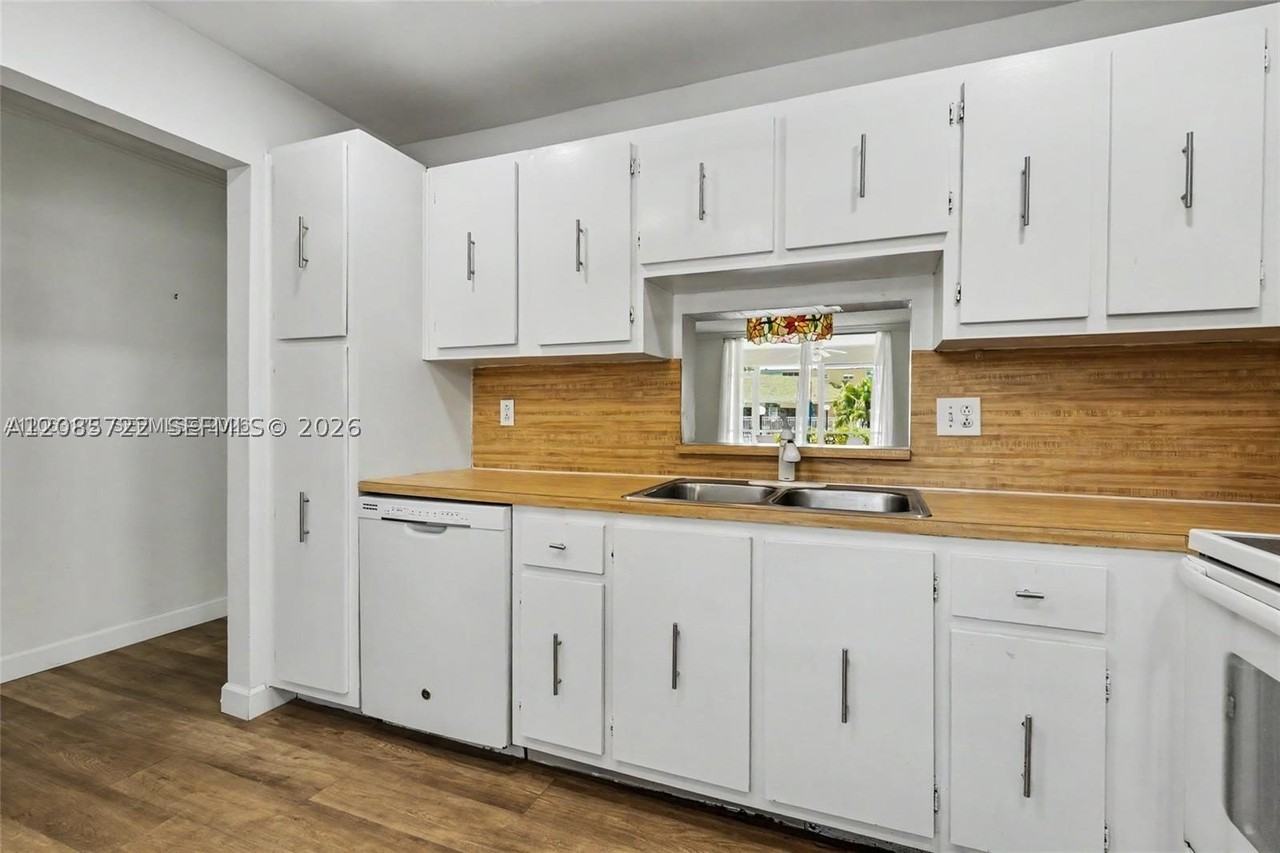 414 Se 10th St #103 - Photo 7 of 30