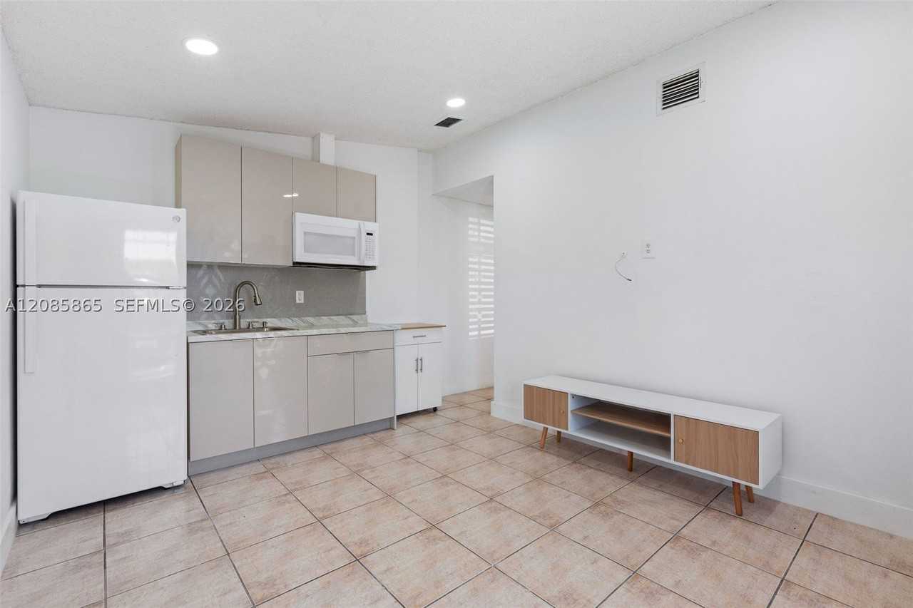 11259 Nw 88th Ave - Photo 4 of 12