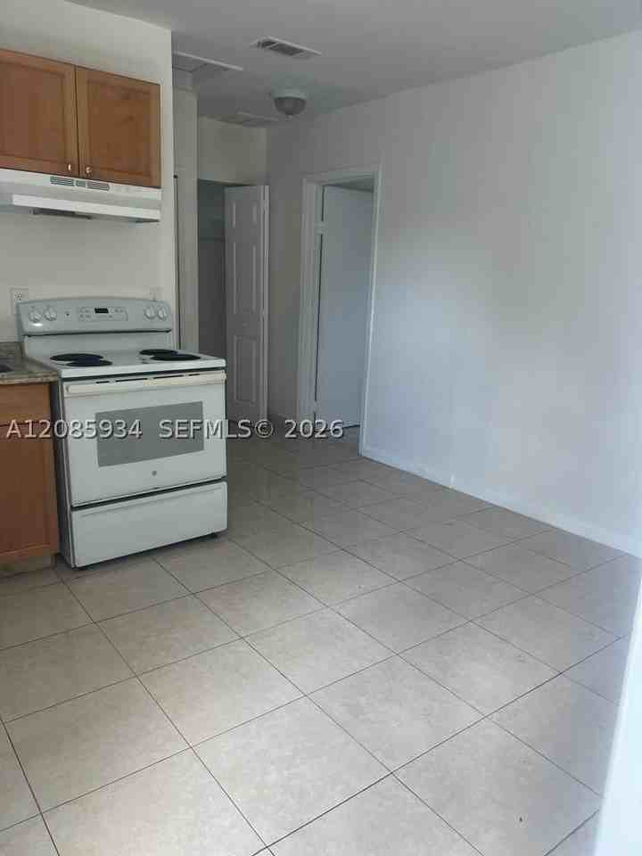 526 Sw 64th Ave #5 - Photo 6 of 8