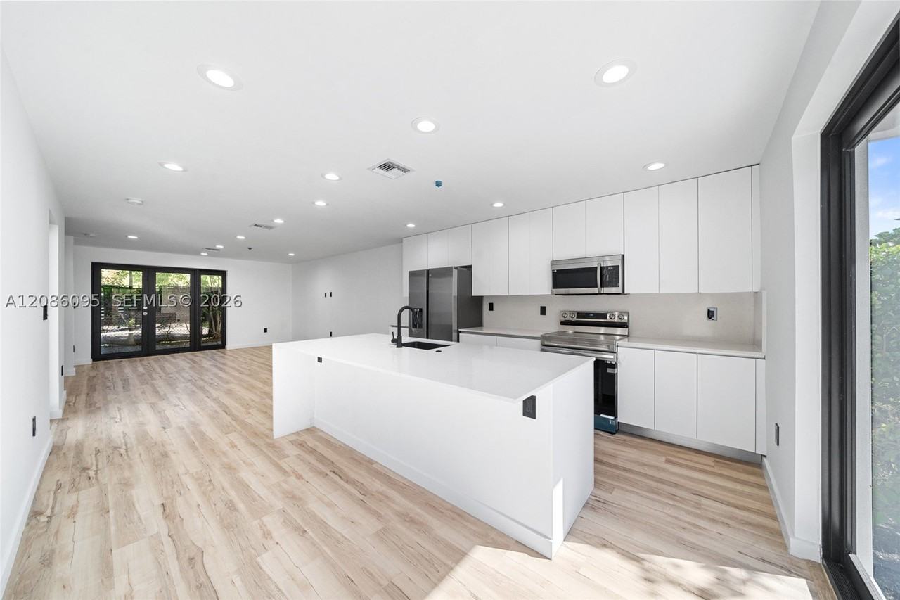 11 Ne 51st St #C - Photo 3 of 24