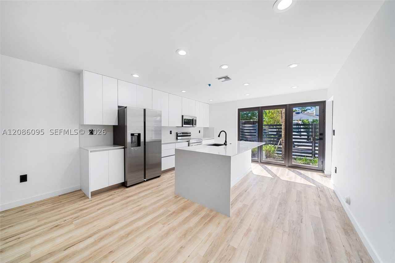 11 Ne 51st St #C - Photo 4 of 24