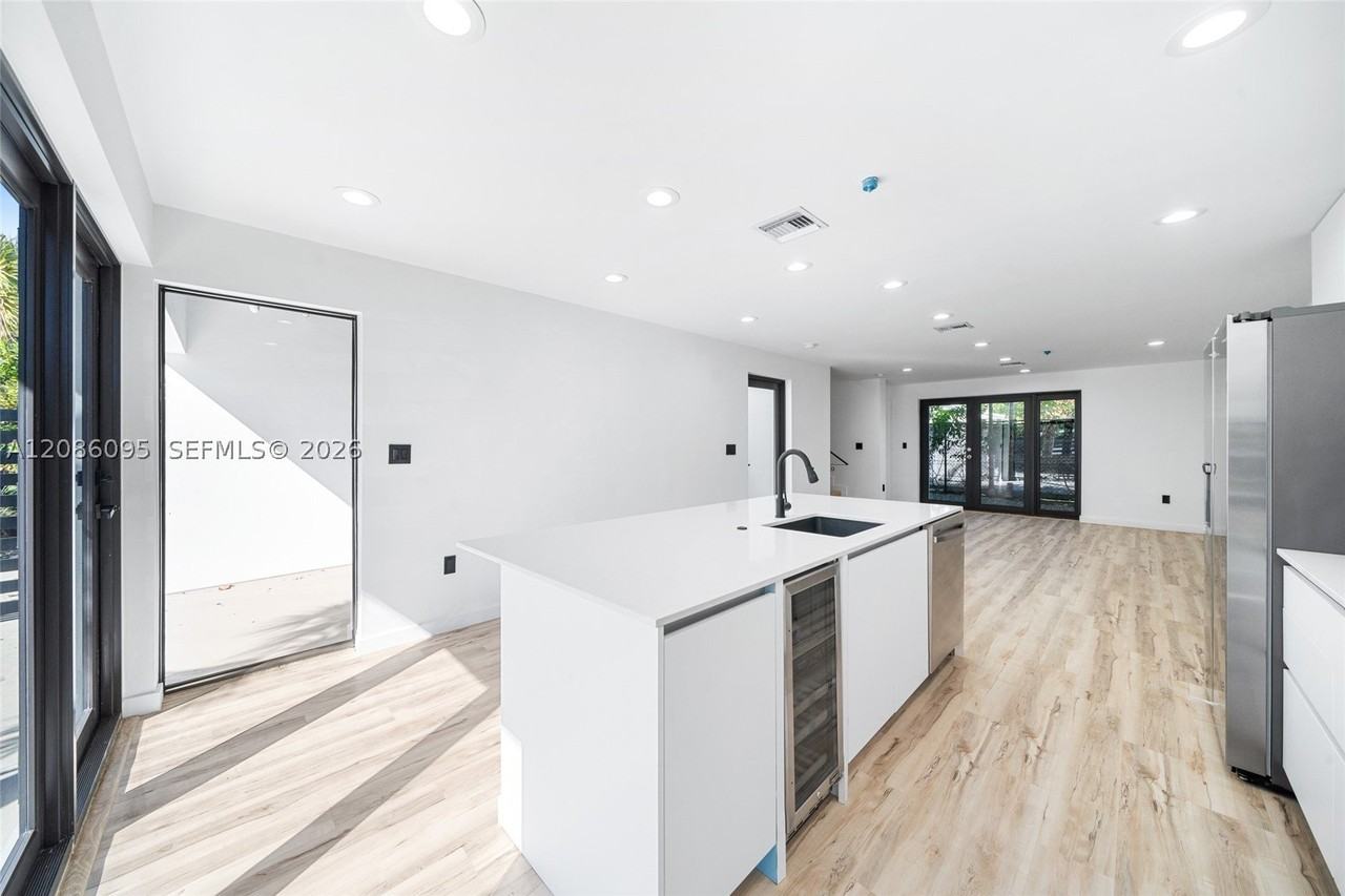 11 Ne 51st St #C - Photo 5 of 24