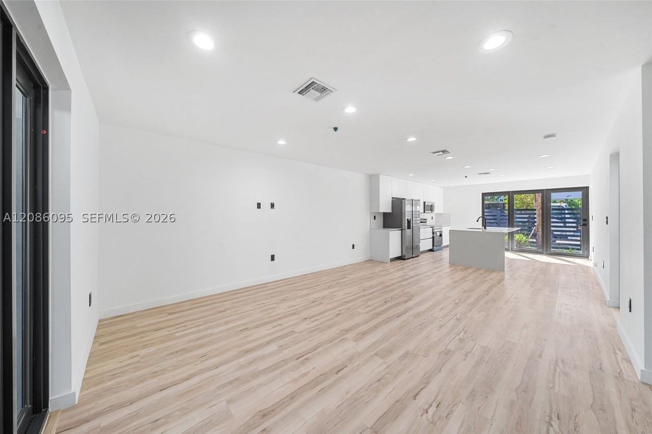 11 Ne 51st St #C - Photo 6 of 24