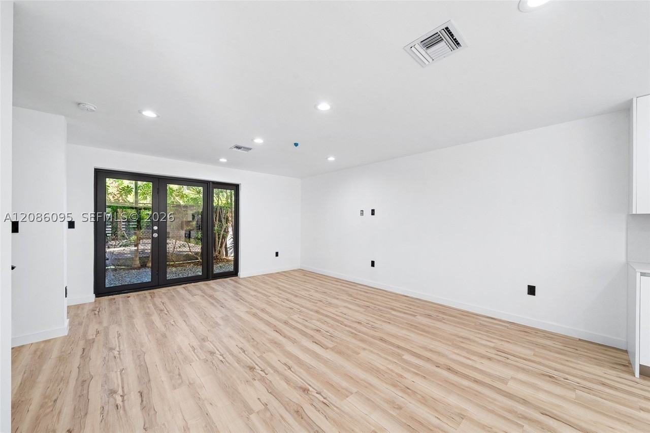 11 Ne 51st St #C - Photo 7 of 24