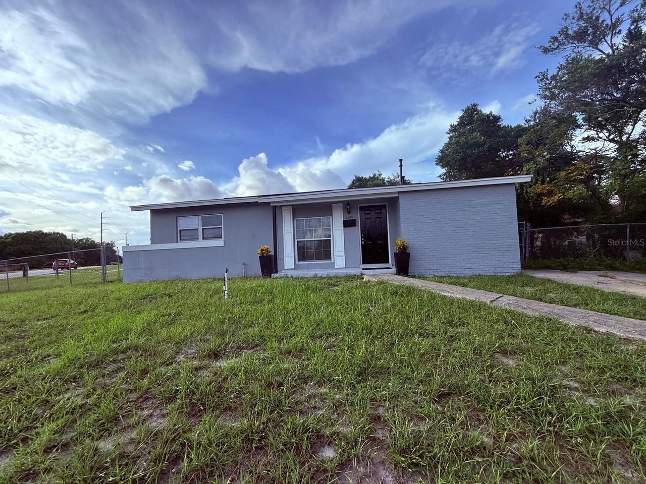 2302 E Dana Dr - Photo 3 of 14