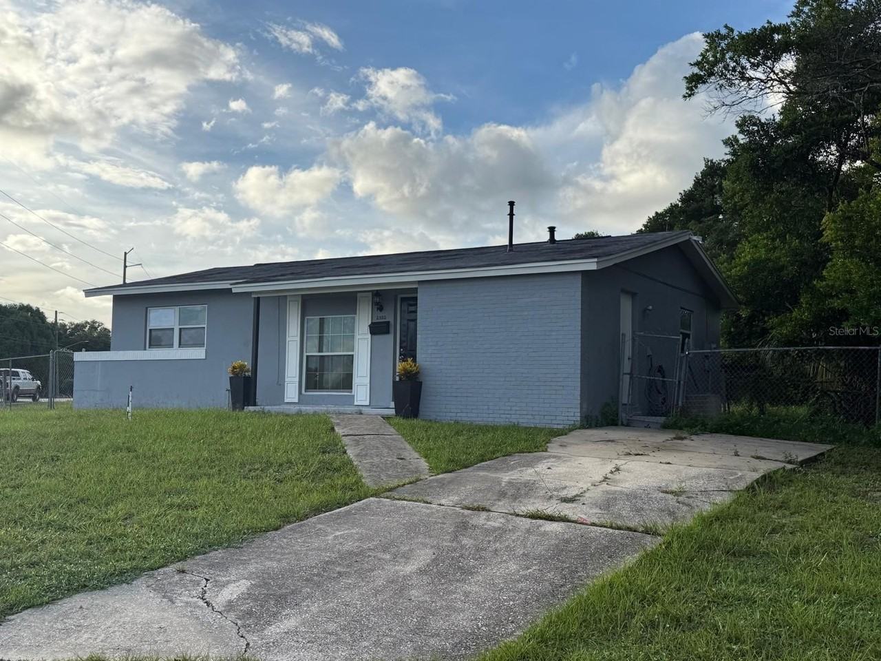 2302 E Dana Dr - Photo 4 of 14