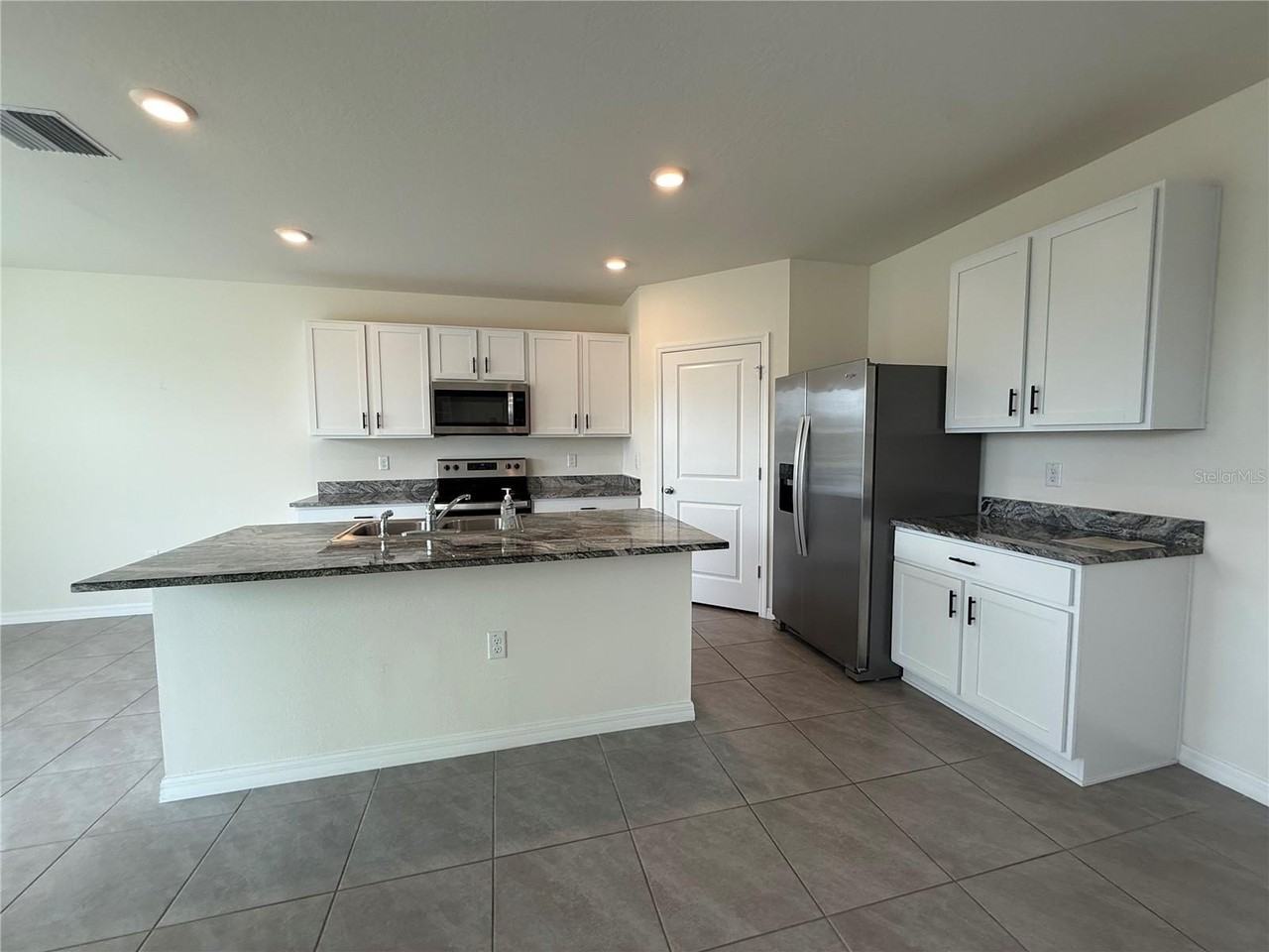3521 Maple Grove Way - Photo 5 of 37