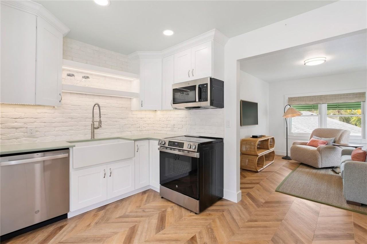 1716 Oak St Ne - Photo 7 of 16