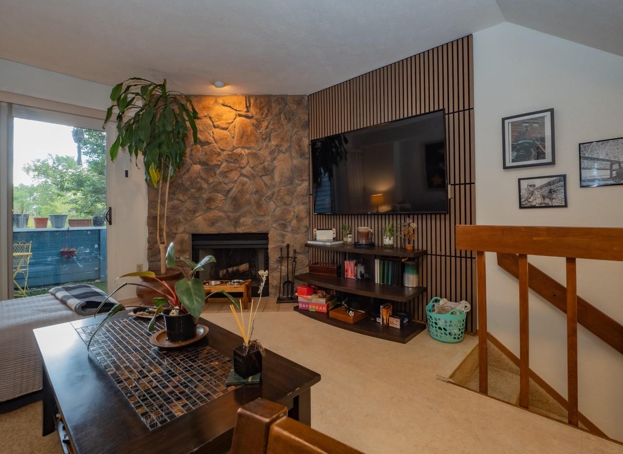 Julian Cir - Photo 3 of 10