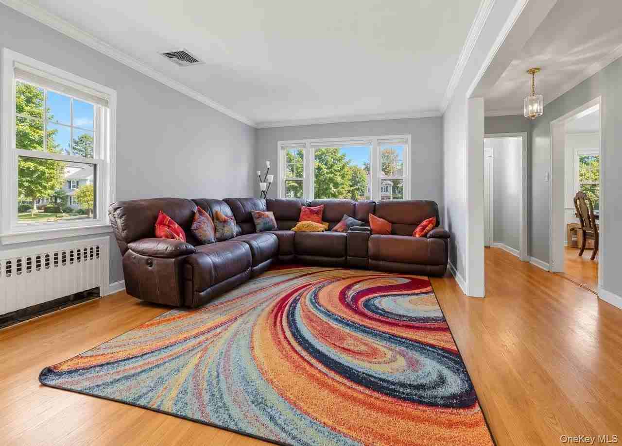 124 Bradford Ave - Photo 4 of 15