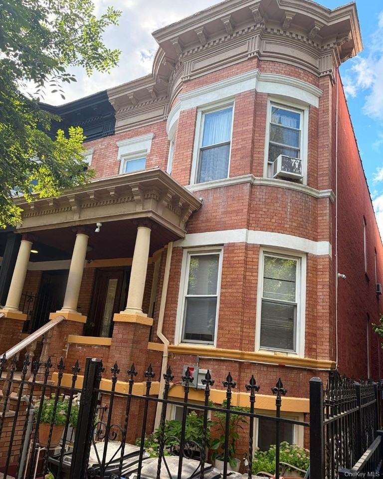 27 Stephens Ct #1F