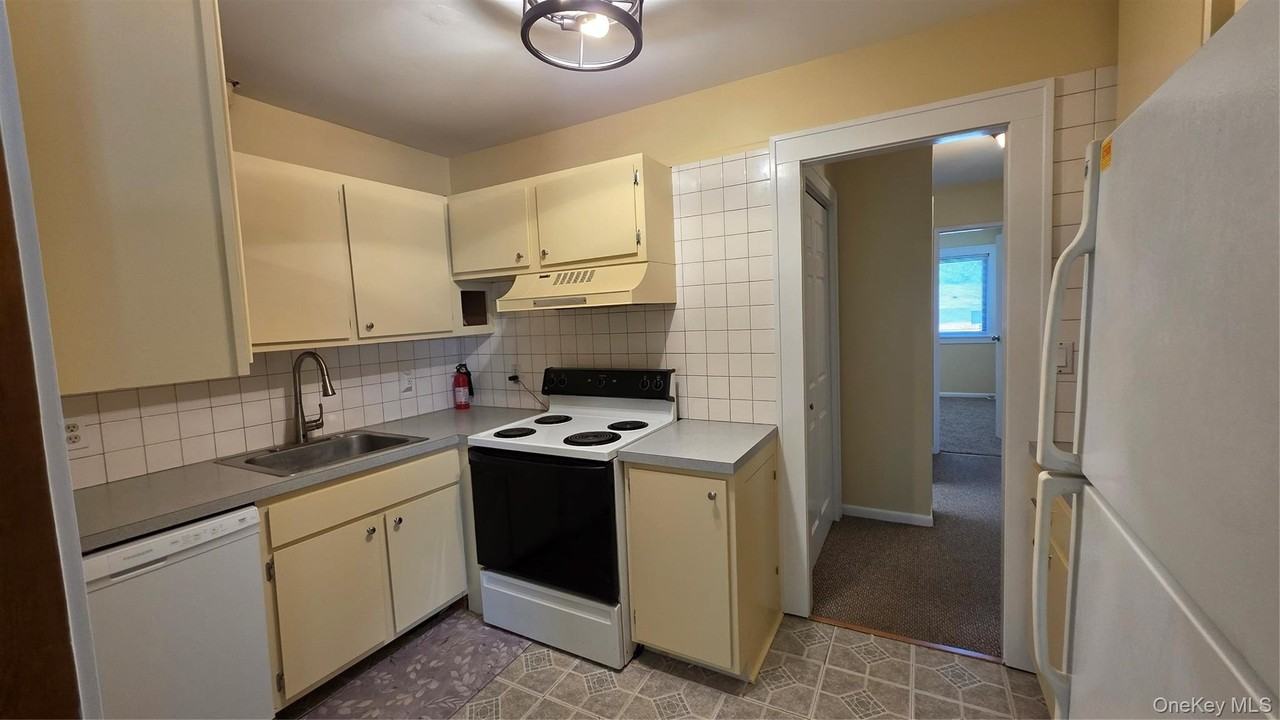47 Scarborough Ln #D - Photo 2 of 44