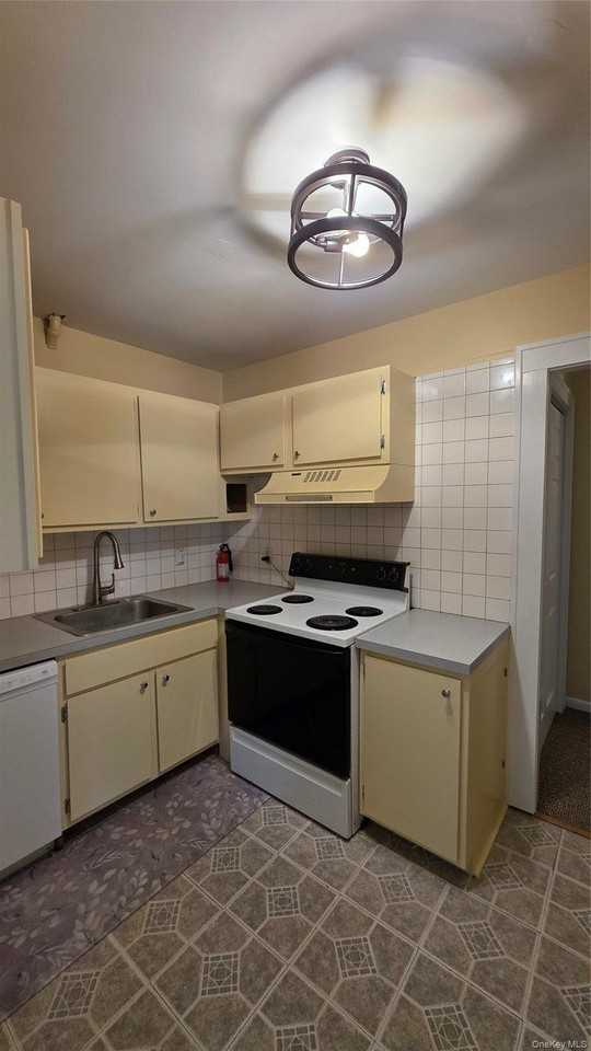47 Scarborough Ln #D - Photo 3 of 44