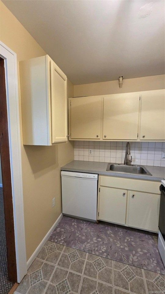 47 Scarborough Ln #D - Photo 4 of 44