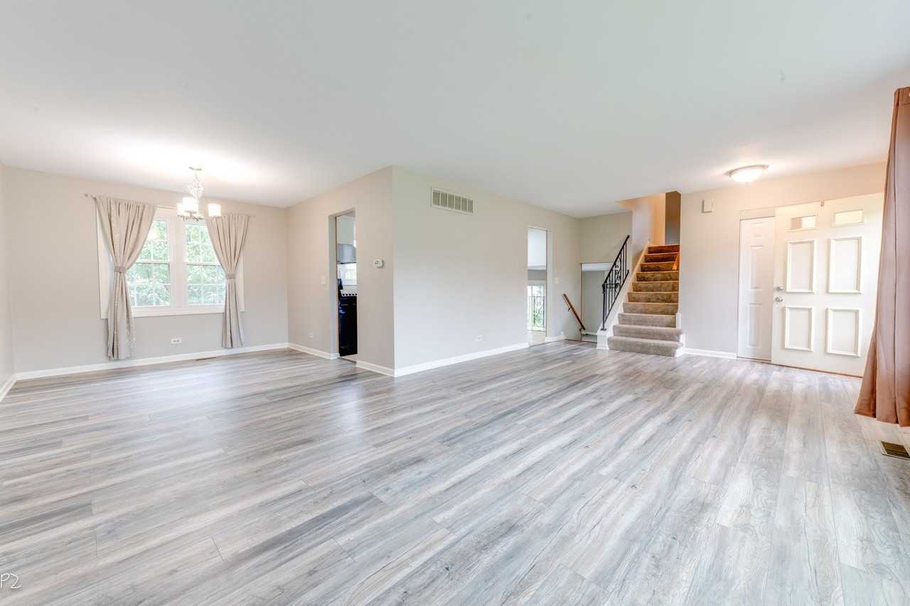 5S735 Park Meadow Dr - Photo 2 of 20