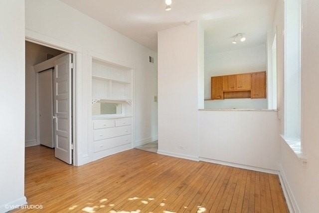 732 W 19th St #1R - Photo 5 of 9