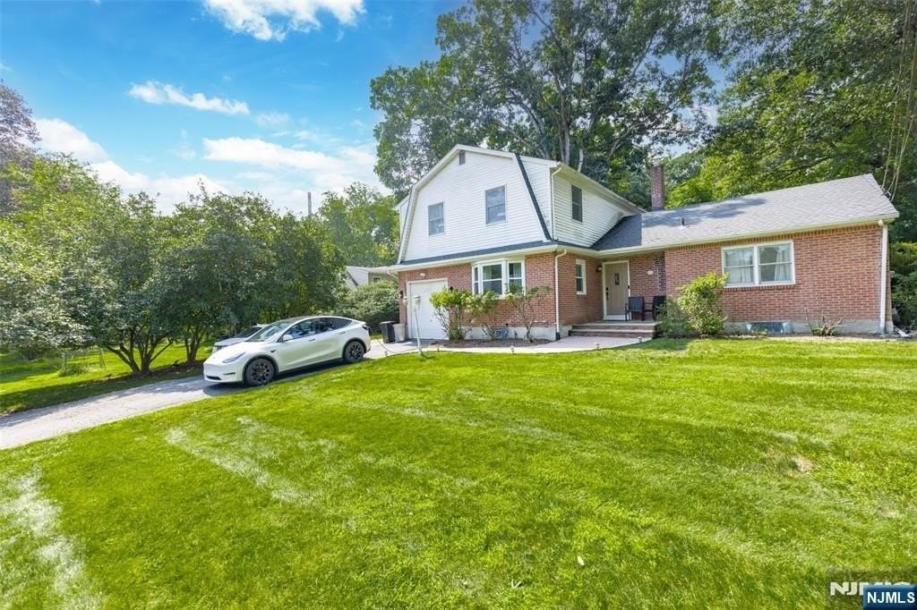 34 Andrew Ave - Photo 2 of 33