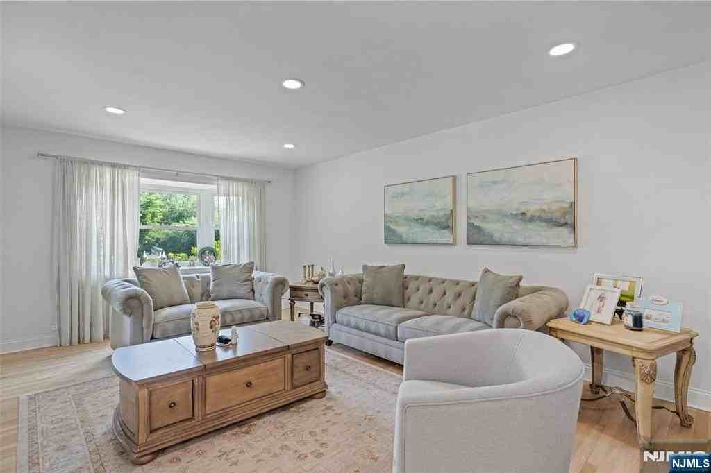 34 Andrew Ave - Photo 4 of 33
