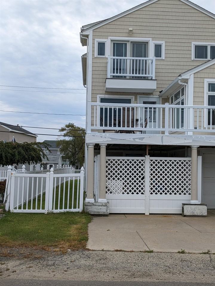 279 Portsmouth Ave - Photo 2 of 30