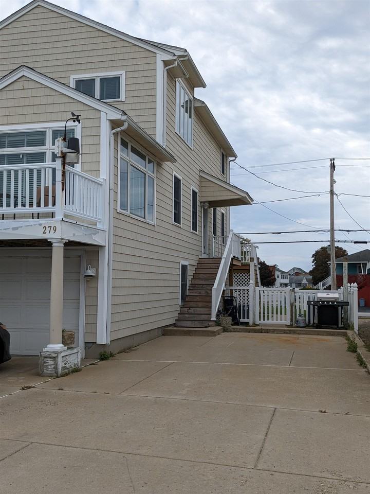 279 Portsmouth Ave - Photo 3 of 30