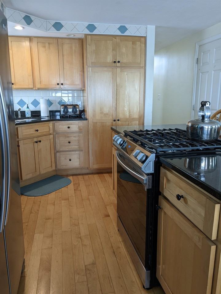 279 Portsmouth Ave - Photo 6 of 30