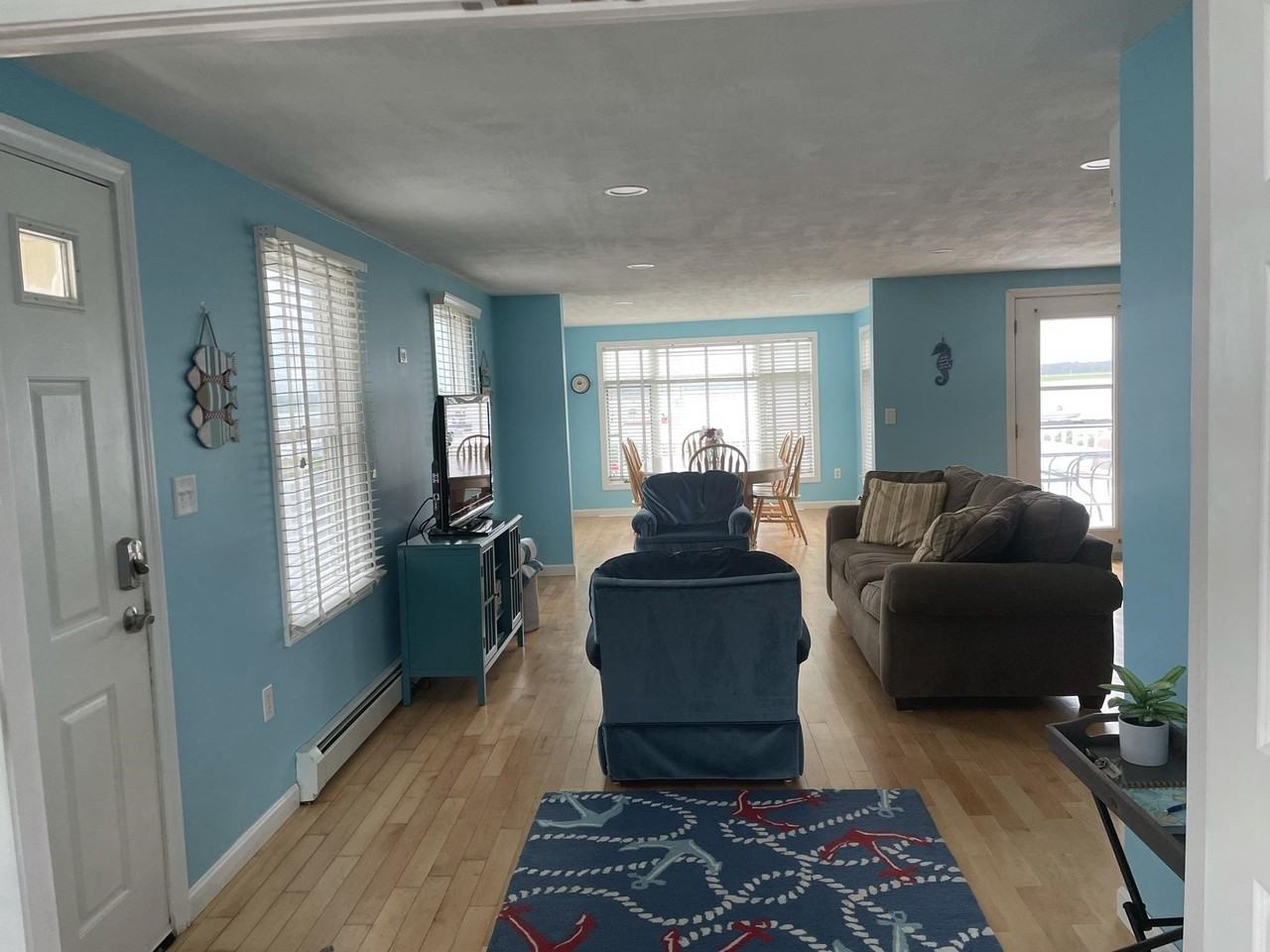 279 Portsmouth Ave - Photo 7 of 30