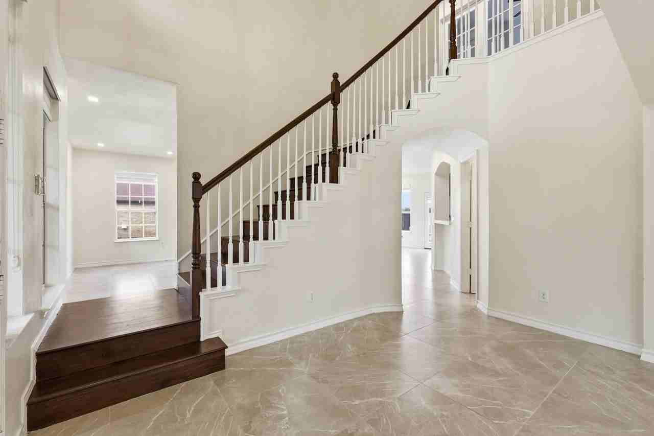 3705 Menard Dr - Photo 6 of 38
