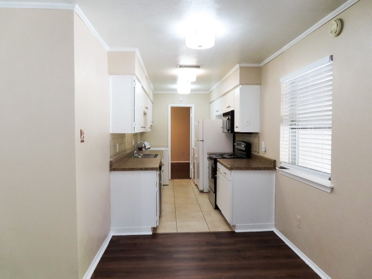 808 E Heath St - Photo 2 of 17