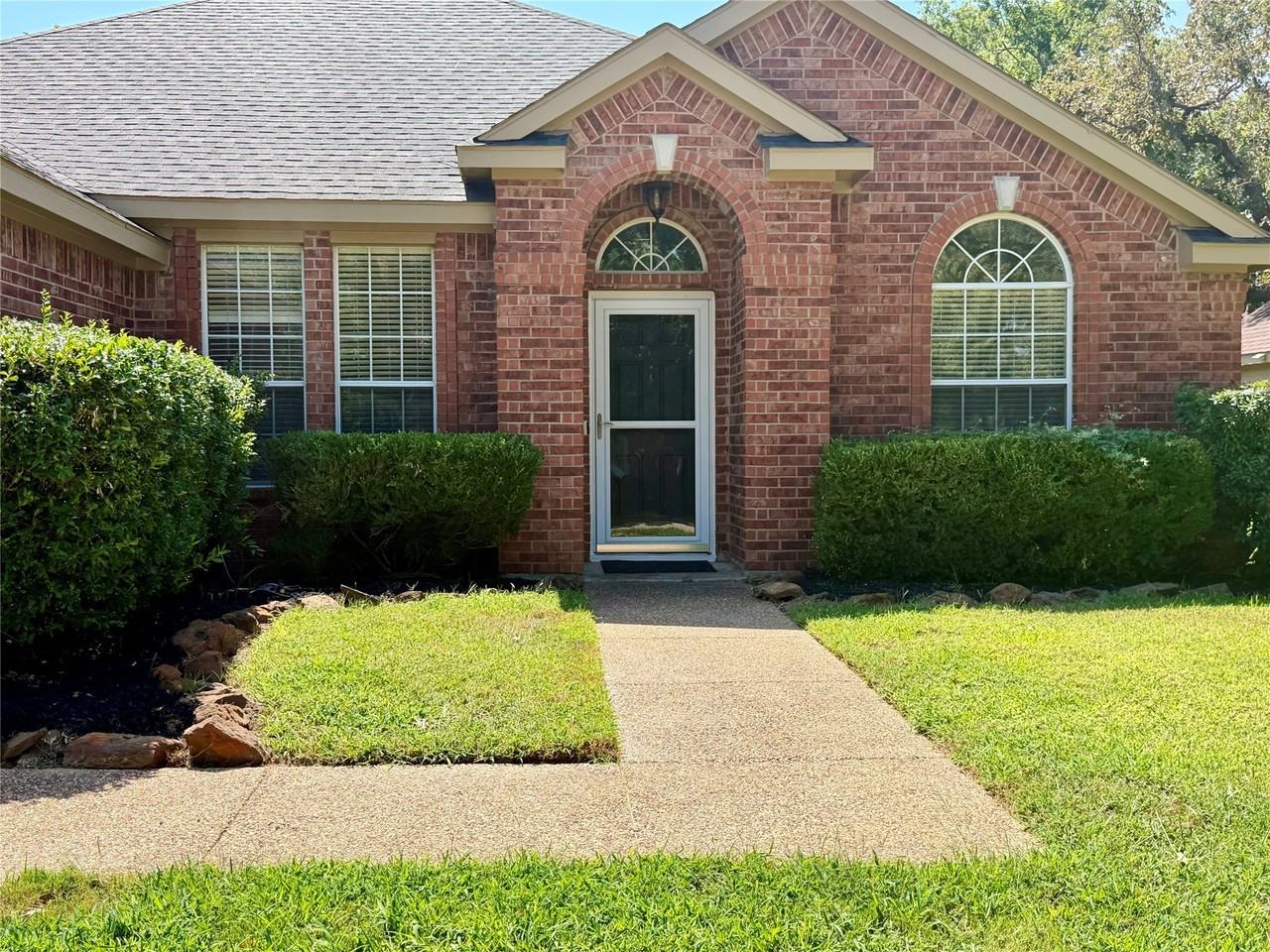1584 Meadowview Dr - Photo 3 of 33