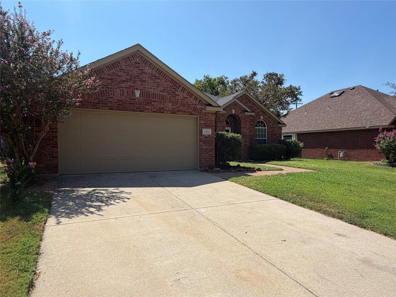 1584 Meadowview Dr - Photo 4 of 33