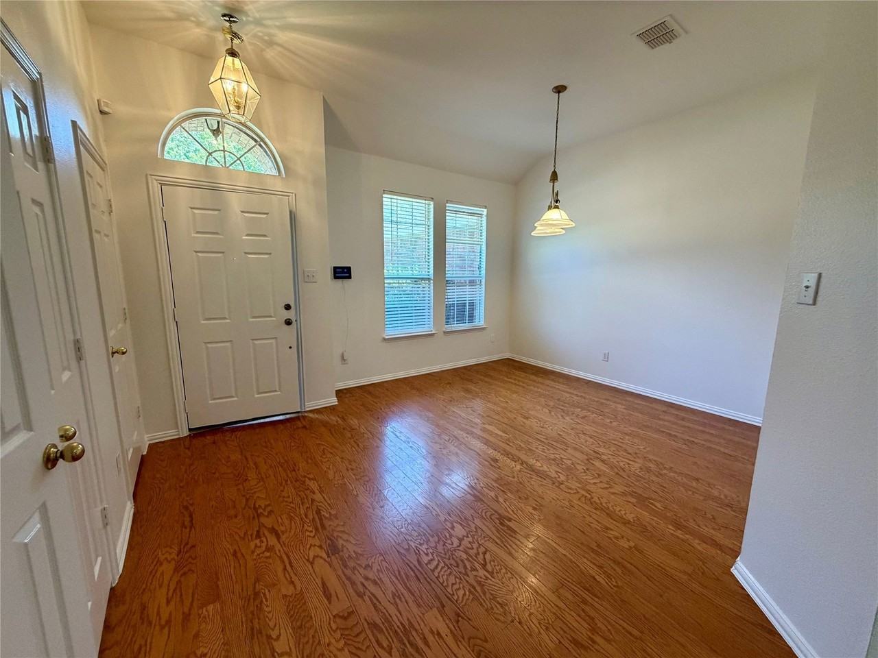 1584 Meadowview Dr - Photo 5 of 33