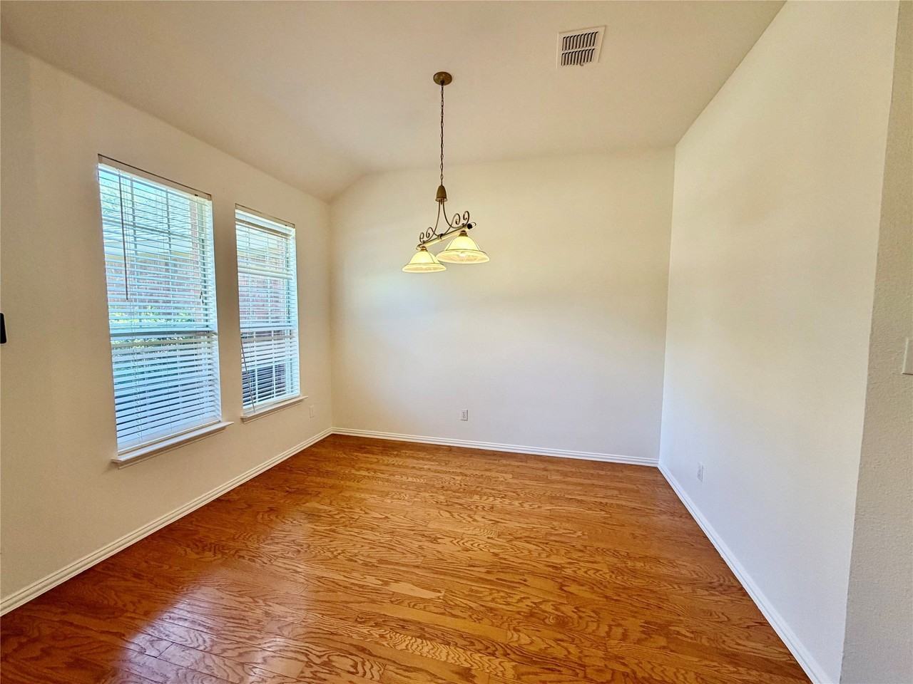 1584 Meadowview Dr - Photo 6 of 33