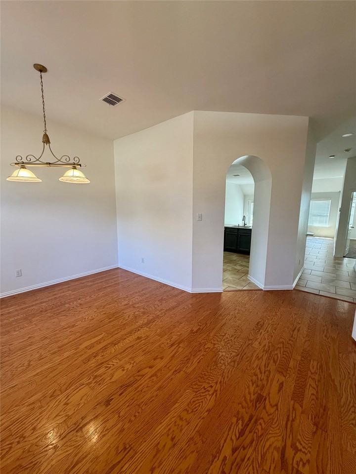 1584 Meadowview Dr - Photo 7 of 33