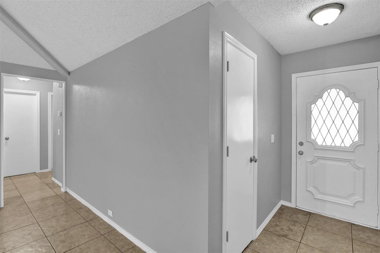 1113 Roaring Springs Dr - Photo 5 of 28