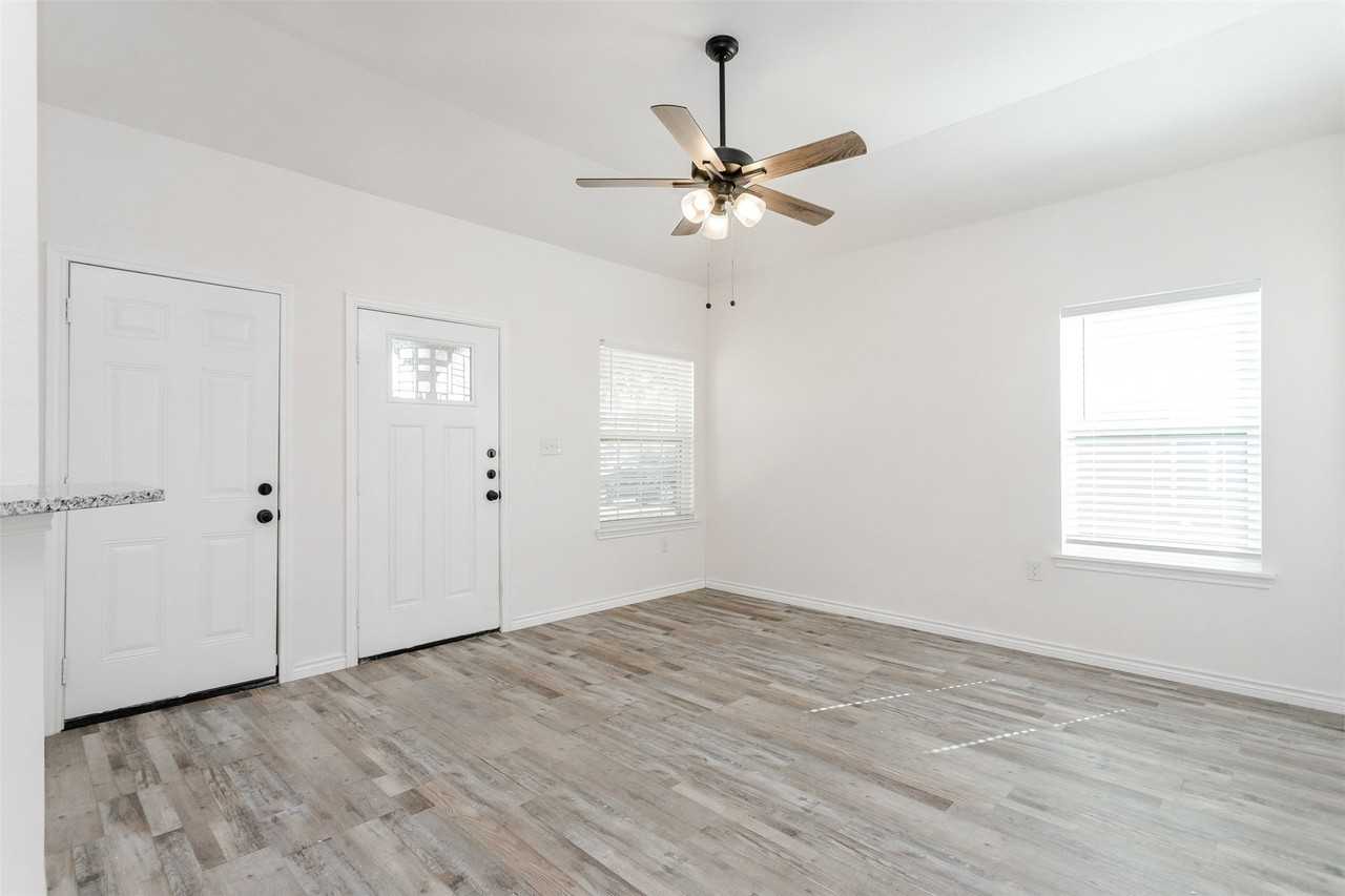 326 Blake Ln - Photo 4 of 20