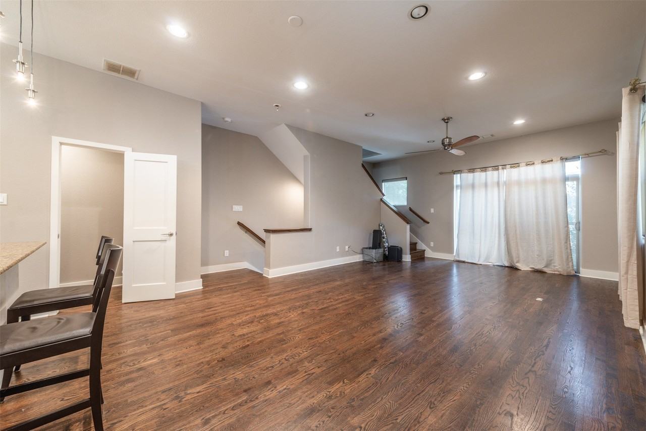 2315 Clark St - Photo 4 of 21