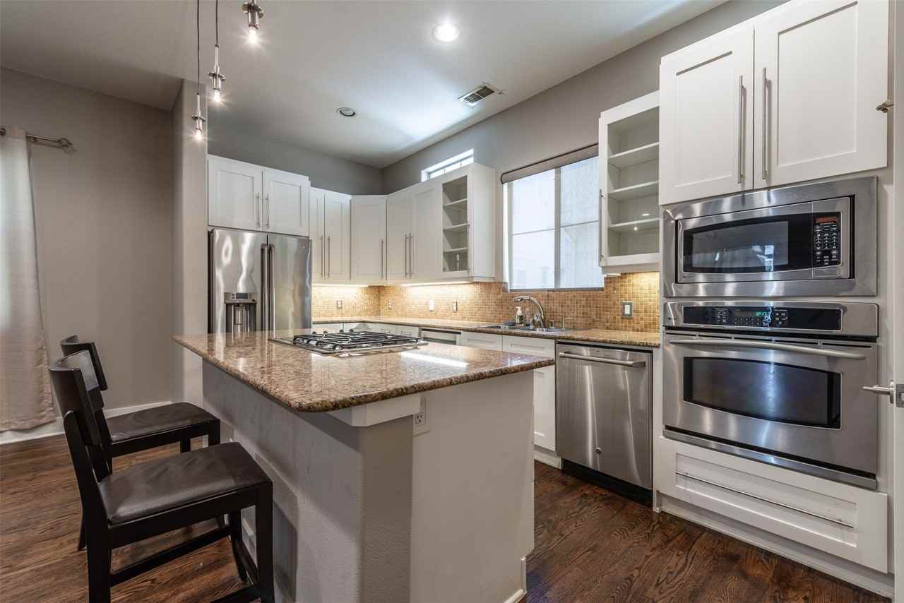 2315 Clark St - Photo 5 of 21