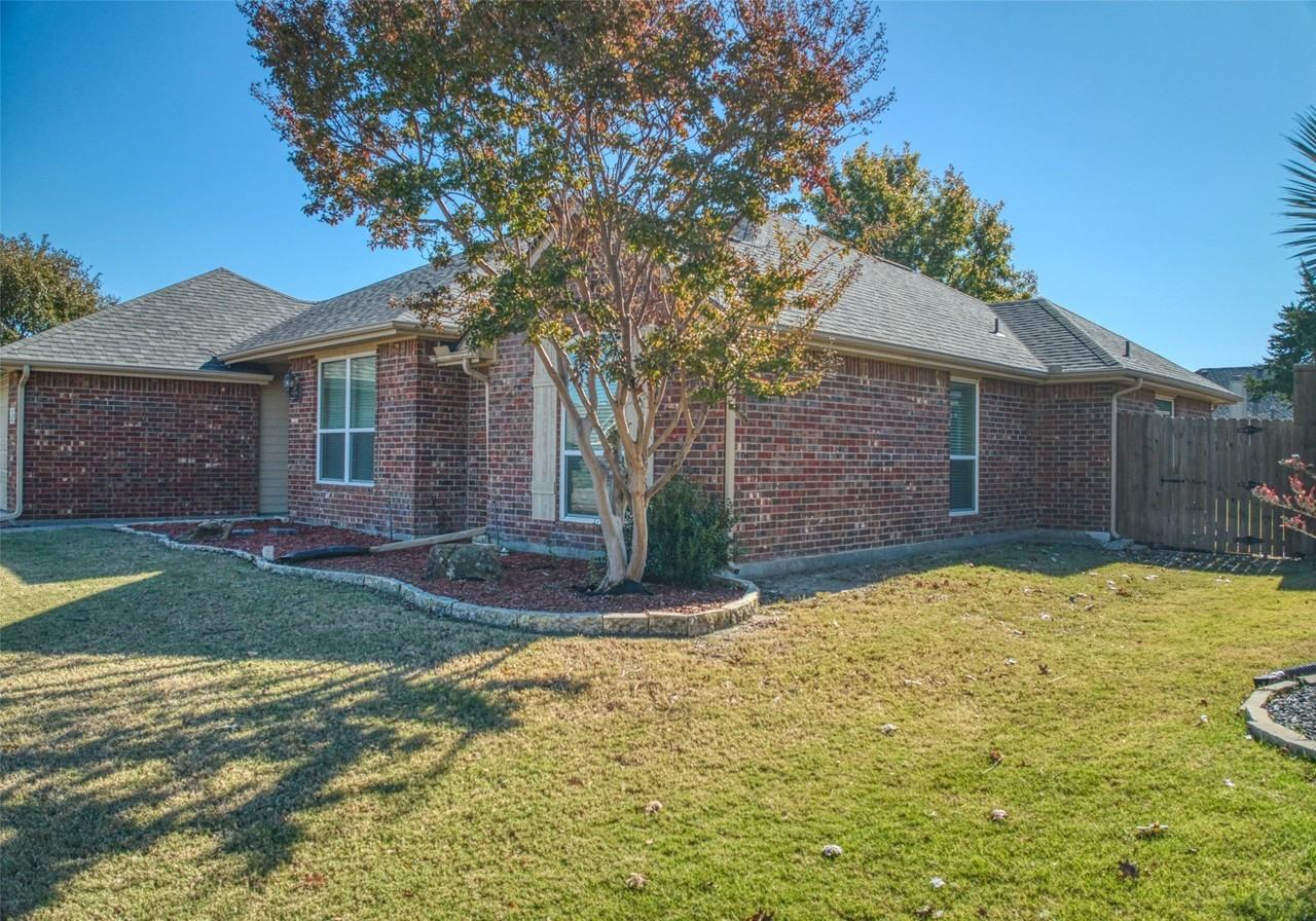 6218 Cynthia Dr - Photo 3 of 30