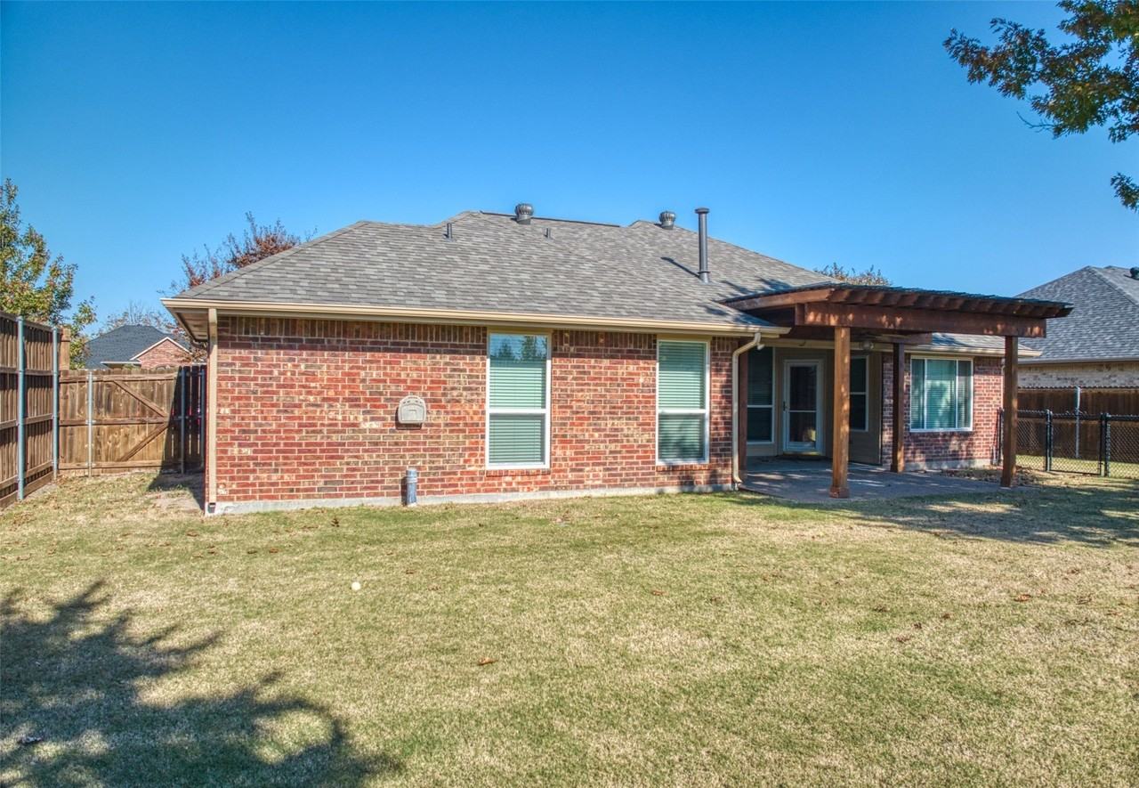 6218 Cynthia Dr - Photo 4 of 30