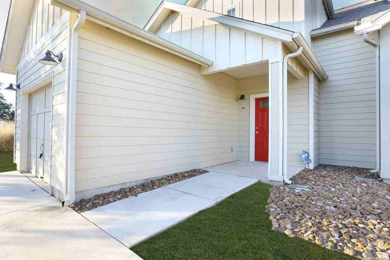 215 Circle Ct - Photo 3 of 23