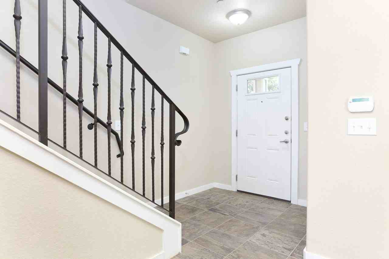 215 Circle Ct - Photo 4 of 23