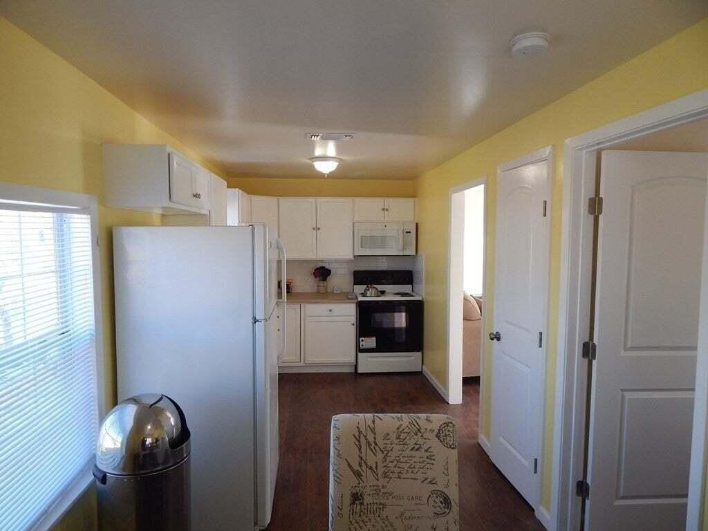 1320 1/2 N Van Buren St - Photo 3 of 5