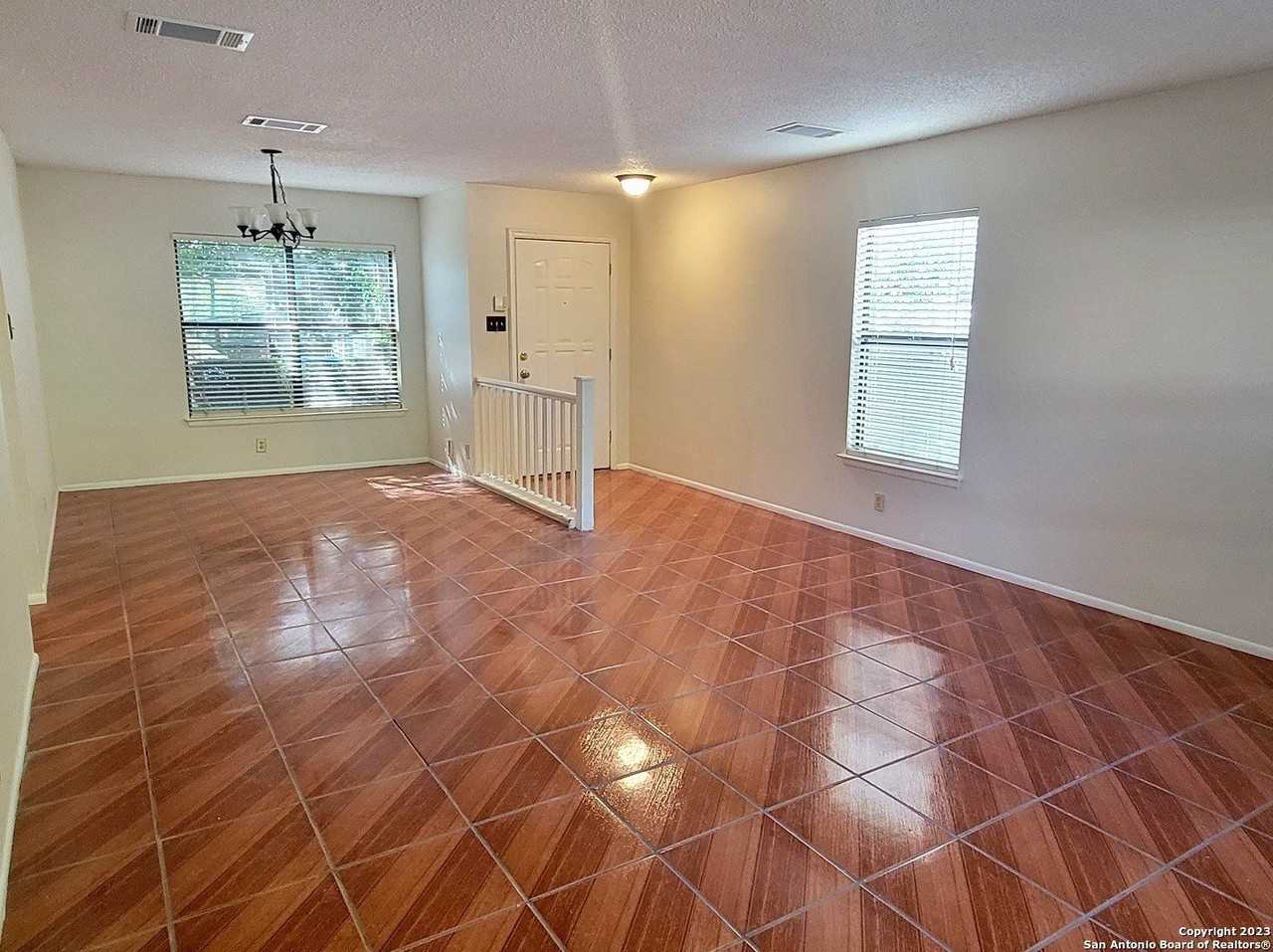 9411 De Sapin - Photo 4 of 15