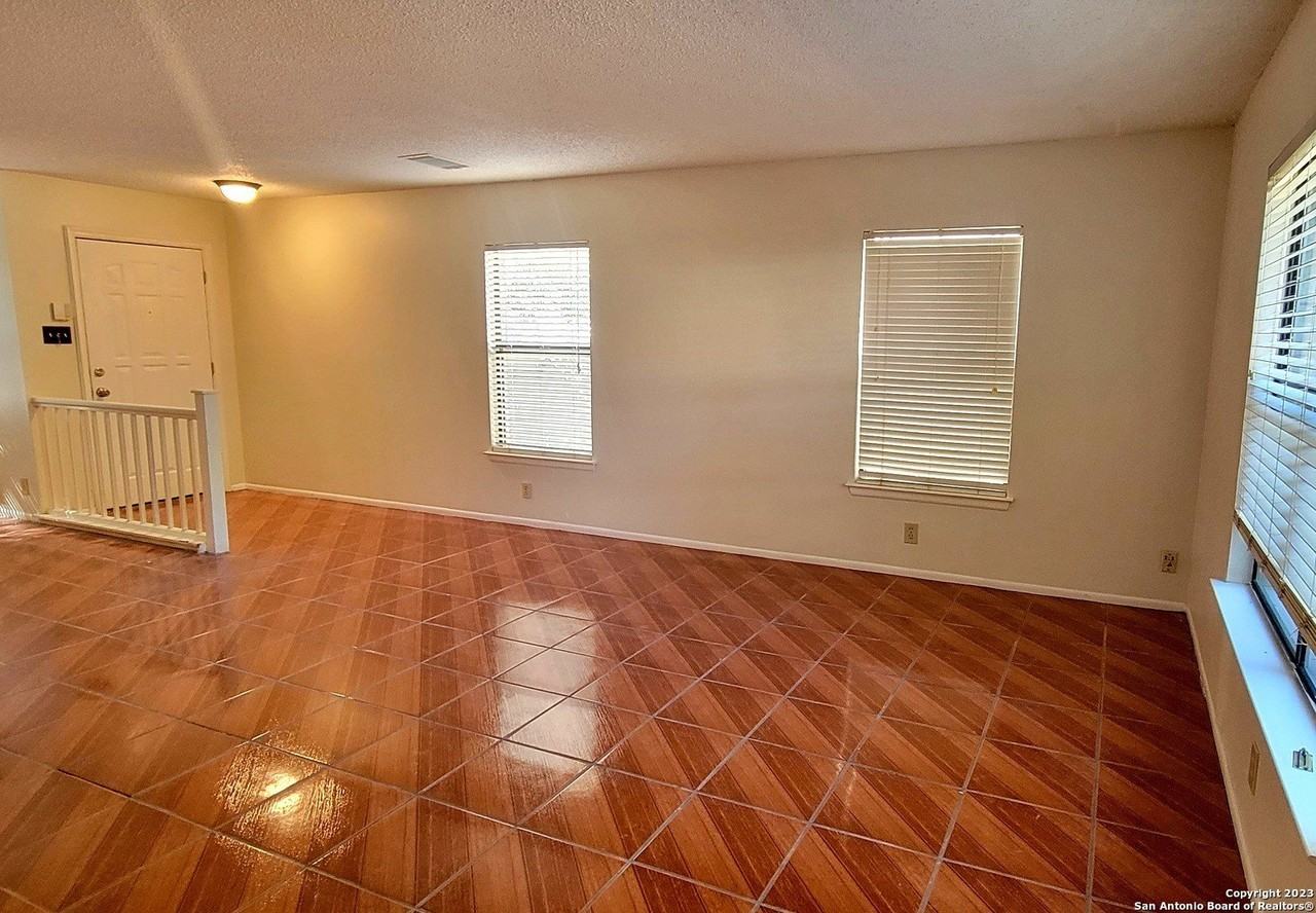 9411 De Sapin - Photo 5 of 15