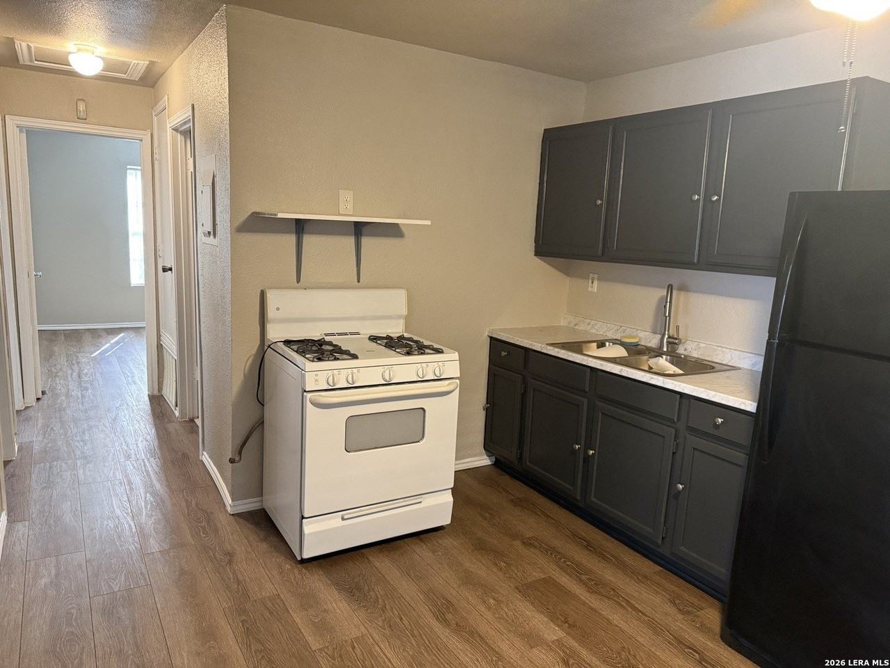222 Bristol Ave - Photo 5 of 19