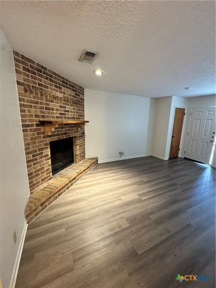 203 Versailles St - Photo 3 of 15
