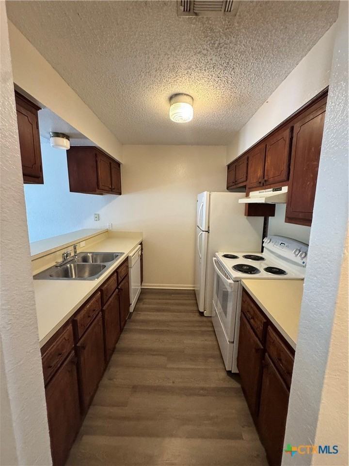 203 Versailles St - Photo 4 of 15