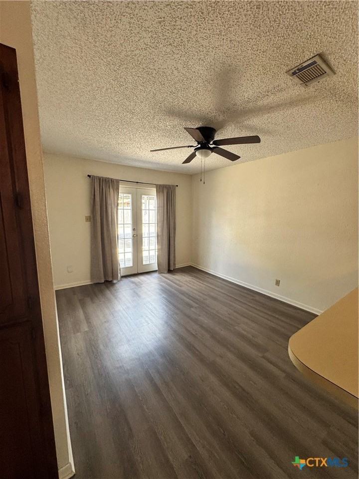 203 Versailles St - Photo 5 of 15