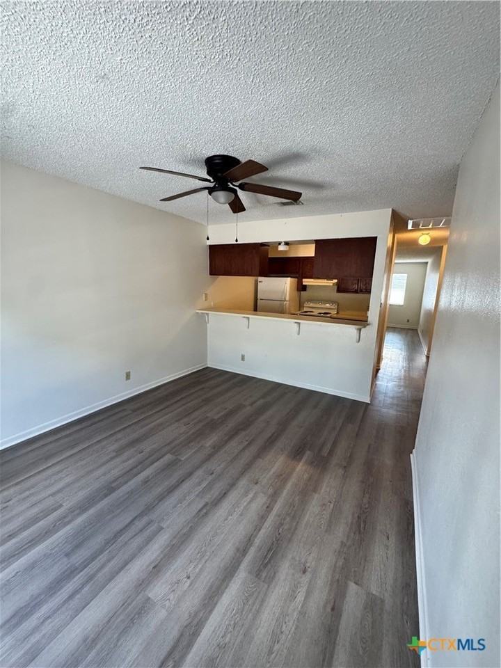 203 Versailles St - Photo 6 of 15